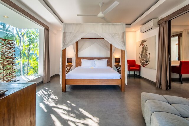 カラフル プライベート  ヴィラ 3 ベッドルー スミニャック ウィズ スタッフ