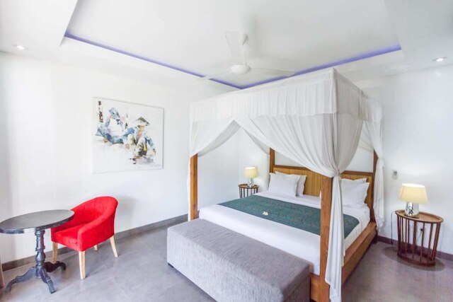 カラフル プライベート  ヴィラ 3 ベッドルー スミニャック ウィズ スタッフ