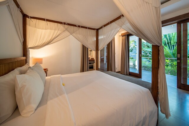 カラフル プライベート  ヴィラ 3 ベッドルー スミニャック ウィズ スタッフ