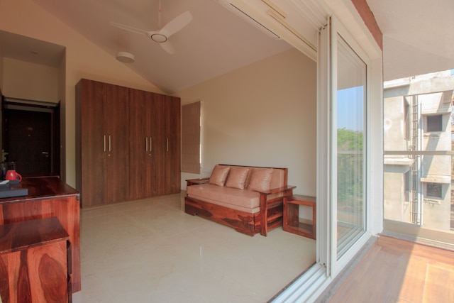 ローザステイズノースゴア・ローザクバーマンドビ