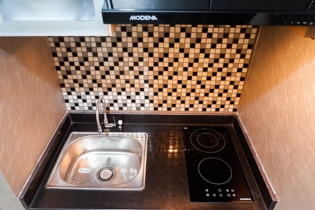 モダン スペーシャス スタジオ ルーム アパートメント アット タマン メラティ