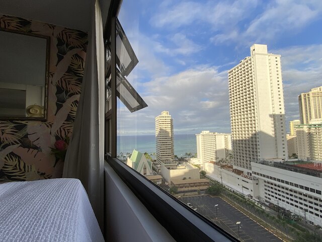 ワイキキ バニヤン ハイ レベル コンド ウィズ プライベート ラナイ バイ ココ リゾート バケーション レンタルズ