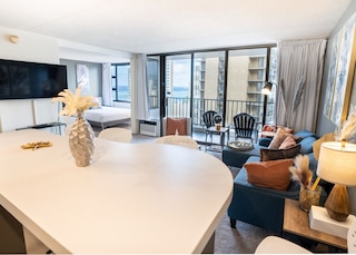 デラックス オーシャン ビュー コンド 2 クイーン ベッド イン ワイキキ, フリー パーキング & Wi-Fi バイ ココ リゾート バケーション レンタルズ