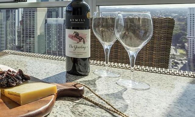 ベッドルーム エピック ビューズ CBD 2 カーズ プール ワイン ジム ネトフリIックス