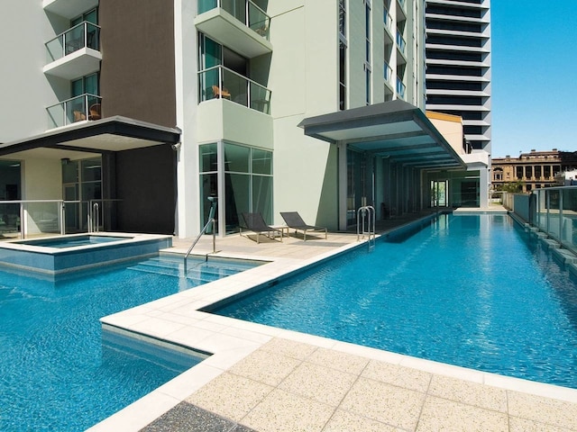 ベッドルーム エピック ビューズ CBD 2 カーズ プール ワイン ジム ネトフリIックス