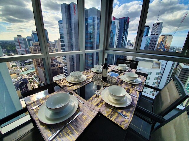 ベッドルーム エピック ビューズ CBD 2 カーズ プール ワイン ジム ネトフリIックス