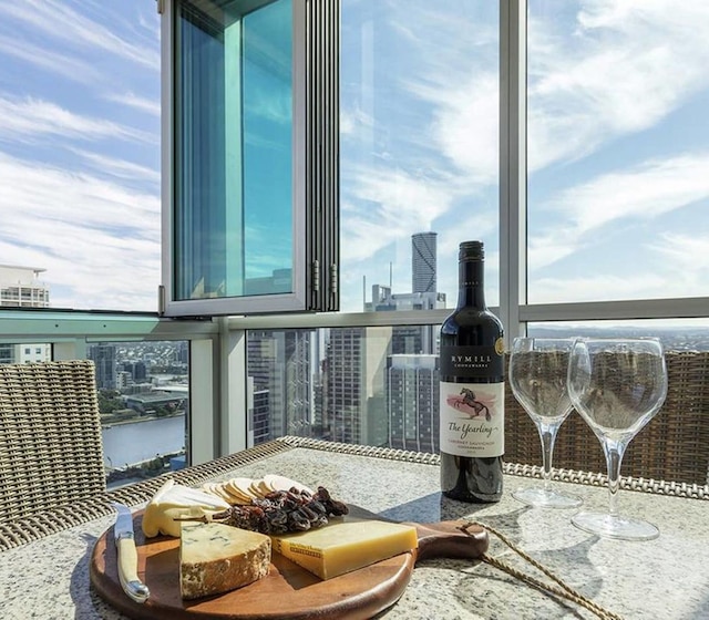 ベッドルーム エピック ビューズ CBD 2 カーズ プール ワイン ジム ネトフリIックス