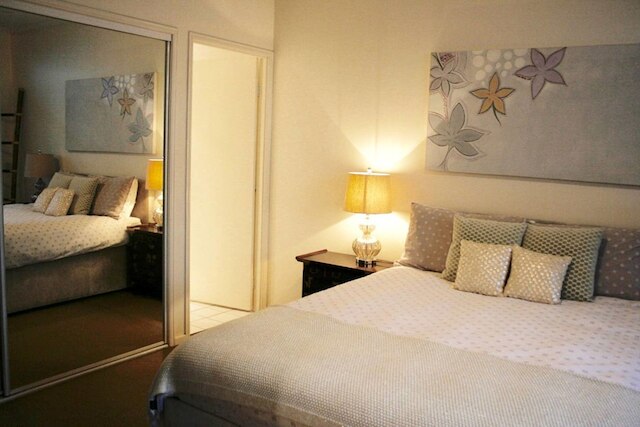 ベッBルーム ビューティフル リバー リトリート プール ワイン ジム ネトフリIックス