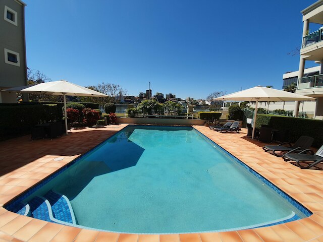 ベッBルーム ビューティフル リバー リトリート プール ワイン ジム ネトフリIックス