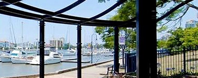 ベッBルーム ビューティフル リバー リトリート プール ワイン ジム ネトフリIックス