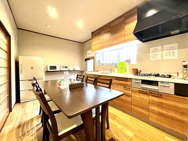 箱根芦ノ湖畔天然温泉にごり湯の隠れ宿「九十九湖畔荘」