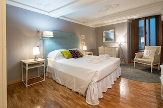 ウフィツィ ロマンティック フラット バイ Mmega