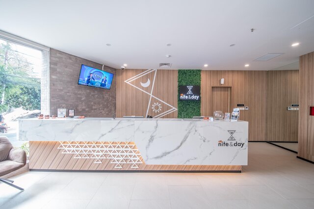 オール・ナイト＆デイ・レジデンス - ケボン・ジェルク