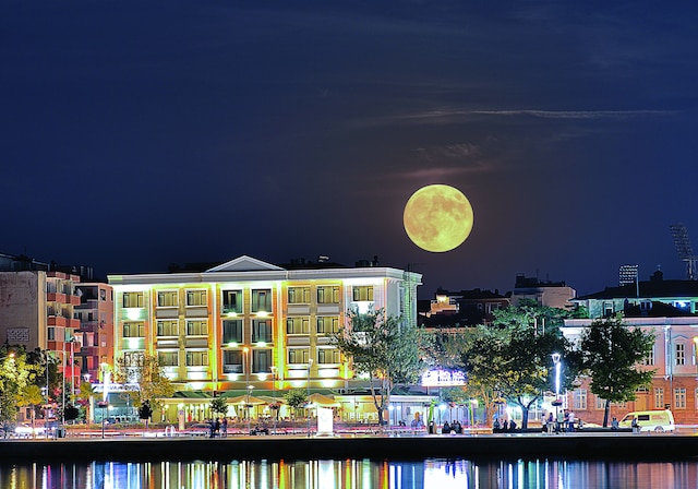 ビュユック トゥルワ オテリ