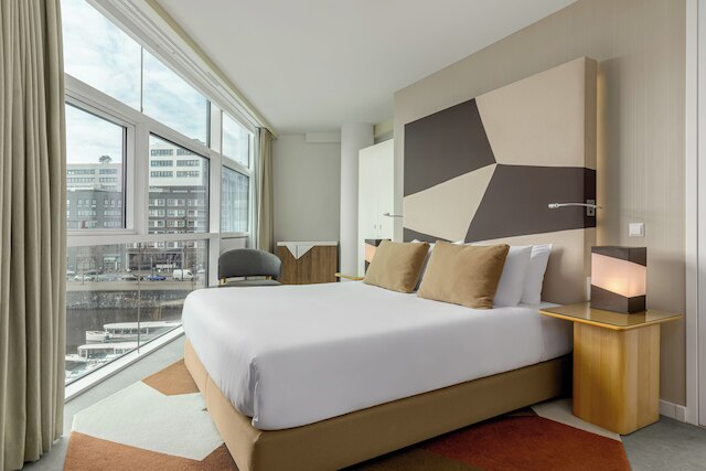 ルーム メイト アイタナ, アムステルダム