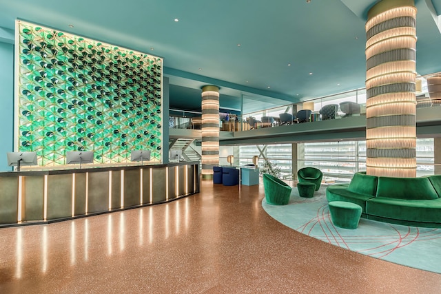 ルーム メイト アイタナ, アムステルダム