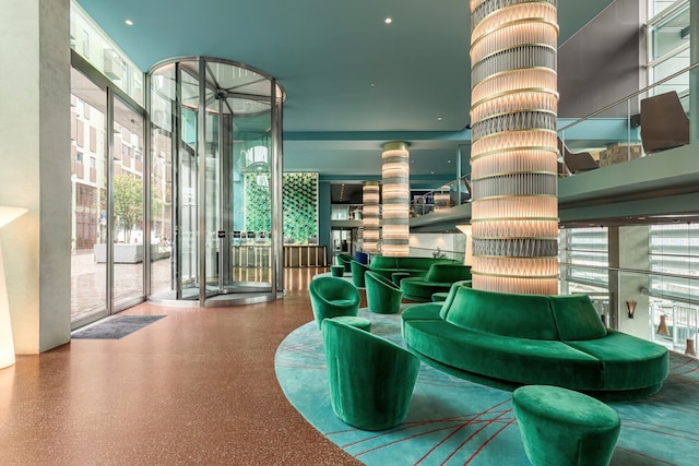 ルーム メイト アイタナ, アムステルダム