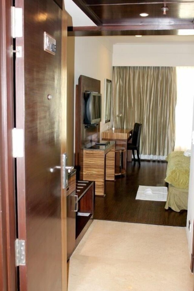 ザ ゴールデン パームズ ホテル & スパ デリー