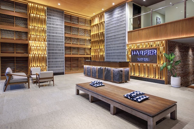 ハーパー クタ バイ アストン