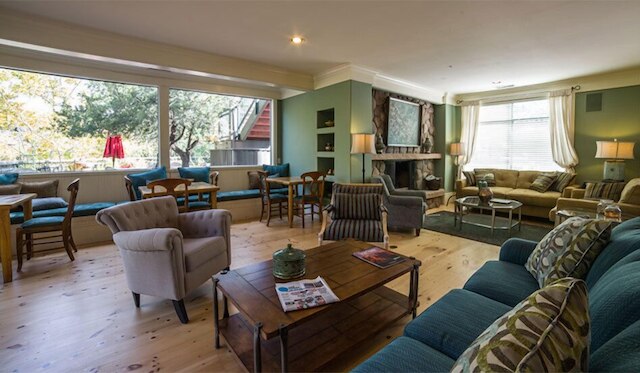 ジ イン アバブ オーク クリーク