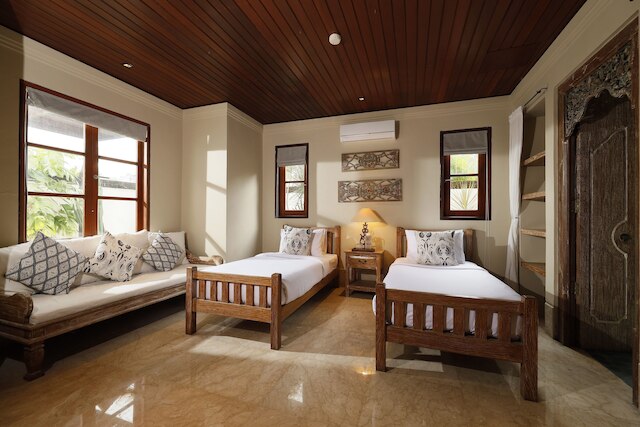 ジンバラン ビーチ ヴィラス、ナクラ