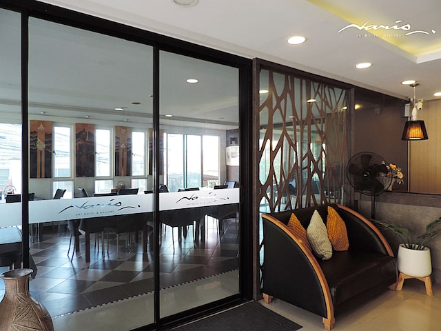 ナリス アート ホテル