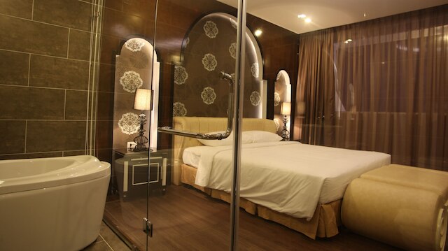 ハンズ フライデイ ロイヤル ホテル