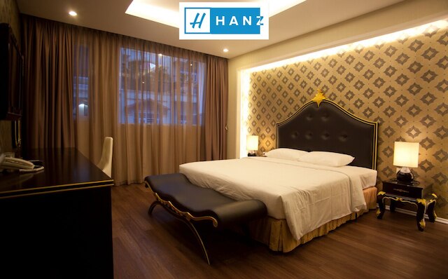 ハンズ フライデイ ロイヤル ホテル