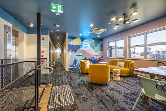 ロイヤル ホテル バイ ナイトキャップ ソーシャル