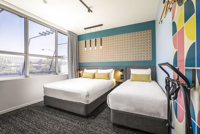 ロイヤル ホテル バイ ナイトキャップ ソーシャル