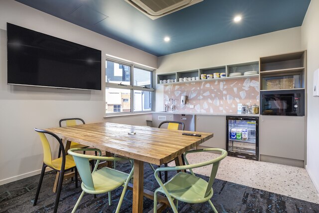 ロイヤル ホテル バイ ナイトキャップ ソーシャル