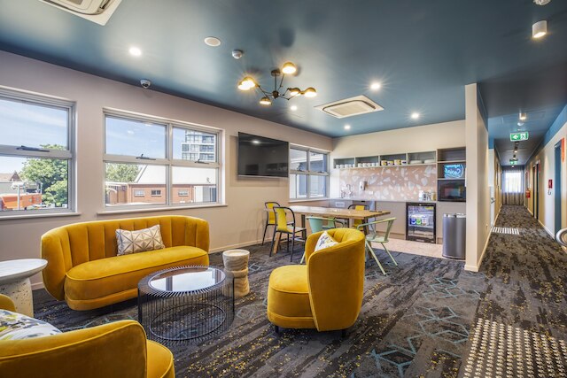 ロイヤル ホテル バイ ナイトキャップ ソーシャル