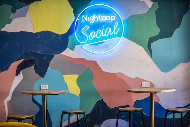 ロイヤル ホテル バイ ナイトキャップ ソーシャル