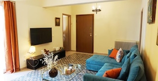 ア フー ステップス フロム シンタグマ アンド プラカ