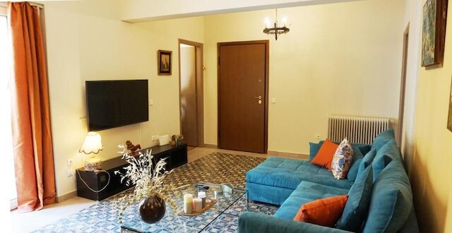 ア フー ステップス フロム シンタグマ アンド プラカ