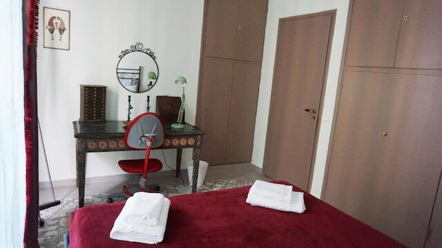 ア フー ステップス フロム シンタグマ アンド プラカ