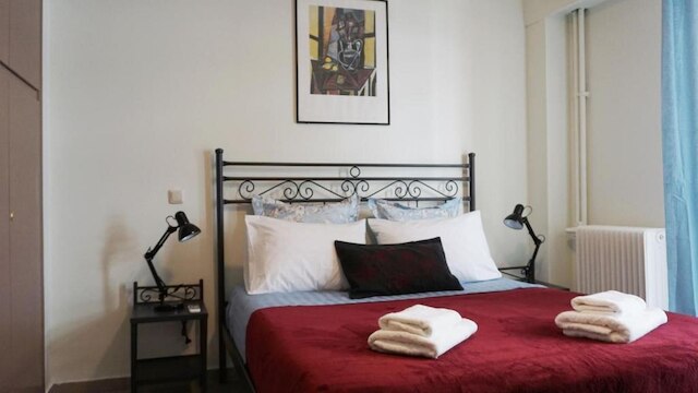 ア フー ステップス フロム シンタグマ アンド プラカ