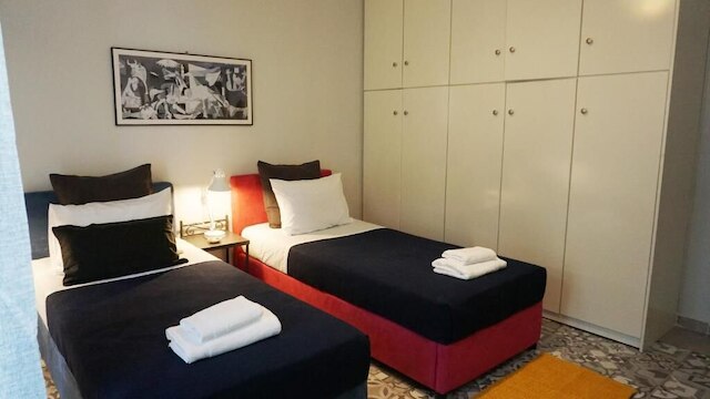 ア フー ステップス フロム シンタグマ アンド プラカ