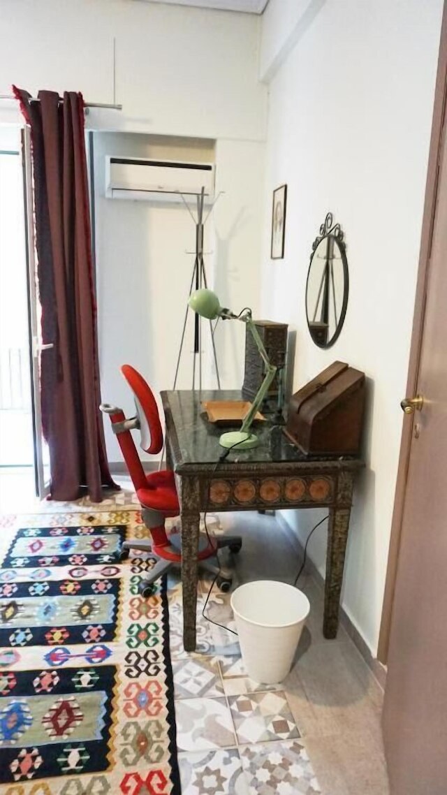 ア フー ステップス フロム シンタグマ アンド プラカ