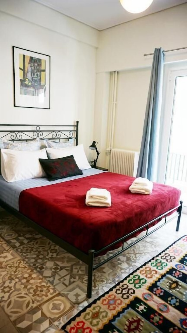 ア フー ステップス フロム シンタグマ アンド プラカ