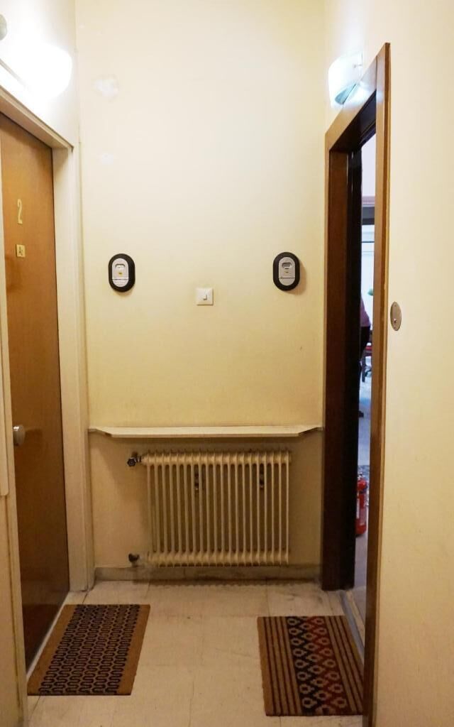 ア フー ステップス フロム シンタグマ アンド プラカ