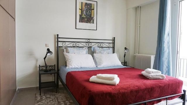 ア フー ステップス フロム シンタグマ アンド プラカ