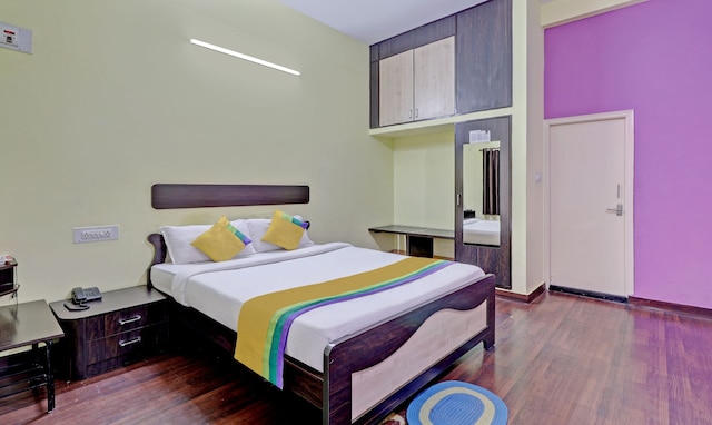 グル コンフォート 100 m フロム アポロ ホスピタル