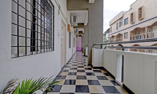 グル コンフォート 100 m フロム アポロ ホスピタル