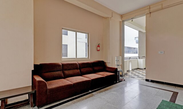 グル コンフォート 100 m フロム アポロ ホスピタル