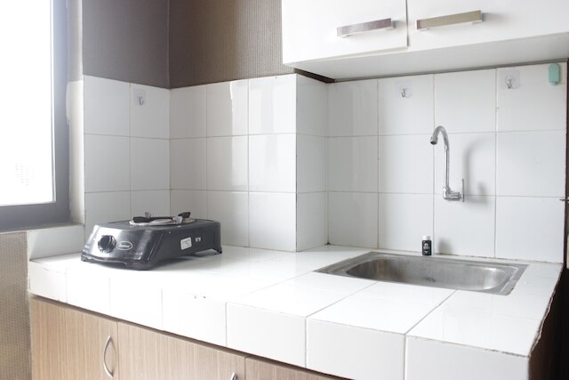 ミニマリスト スタジオ ルーム アット ゲートウェイ アーマド ヤニ チカダズ アパートメント