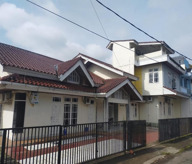 ゲスト ハウス F18 センドラワシ