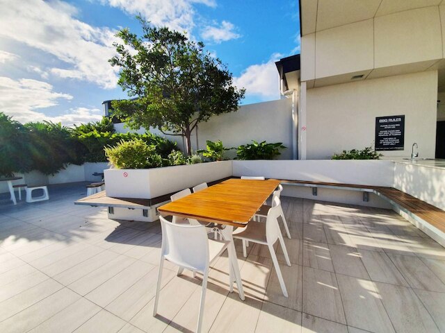 ベッBルーム フード ドリンク ハブ プール 2 カーズ ジム ルーフトップ