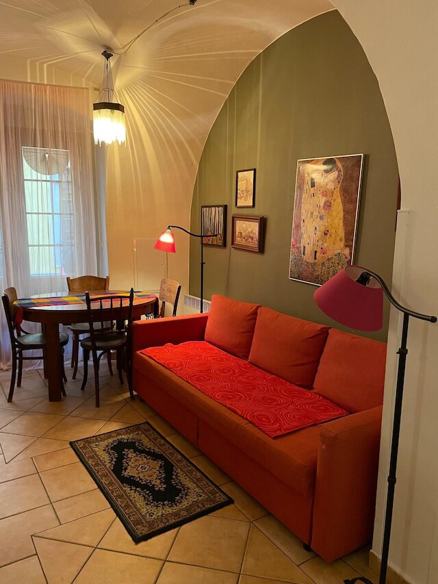 ラスティック グラウンド フロア アパートメント イン マラ ストラナ