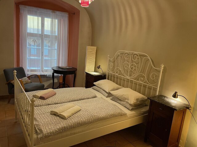 ラスティック グラウンド フロア アパートメント イン マラ ストラナ